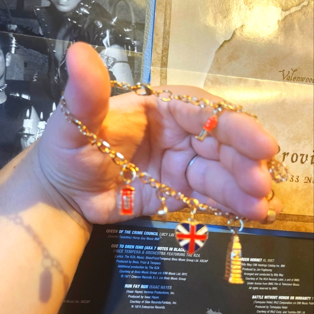 NWOT Cute Golden London Themed Charm Bracelet